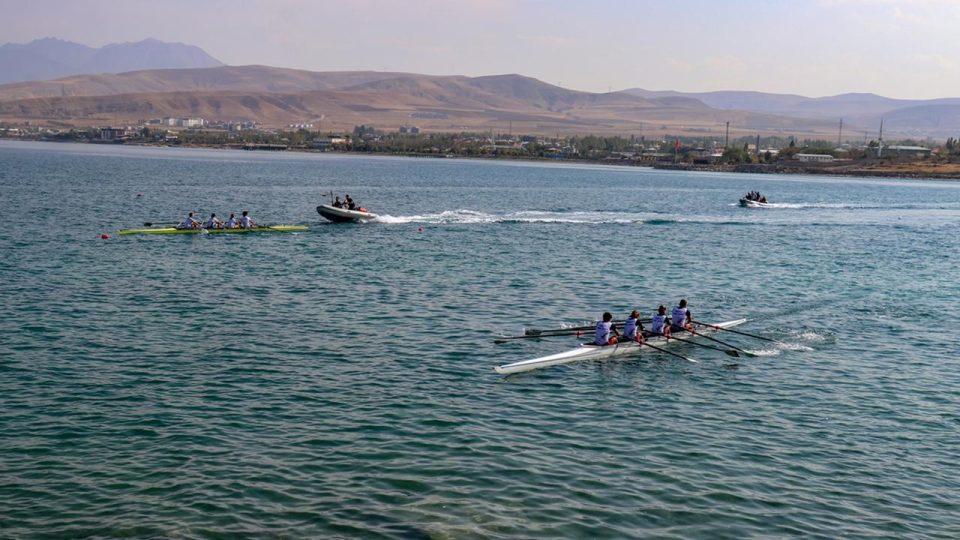 Üniversiteli kürekçiler Van Gölü’nde yarıştı